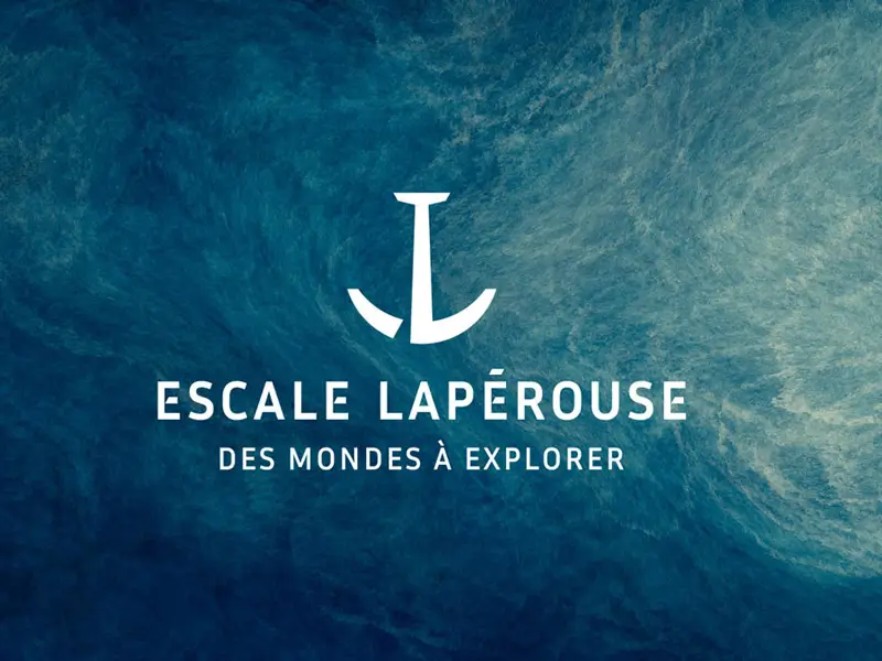 logo Escale Lapérouse en blanc sur fond marin