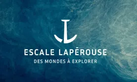 logo Escale Lapérouse en blanc sur fond marin
