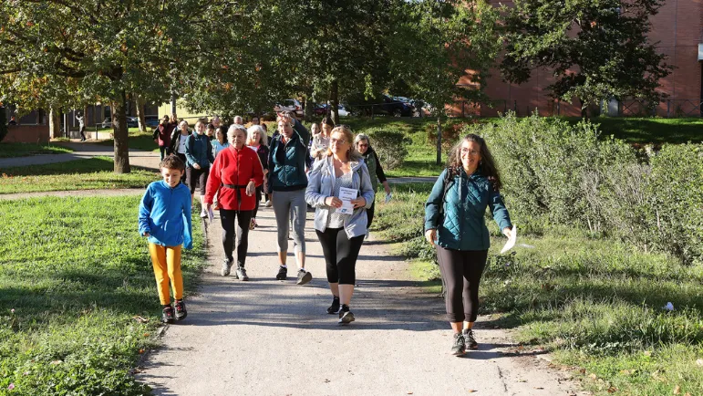Plusieurs personnes marchant durant une journée ensoleillée.